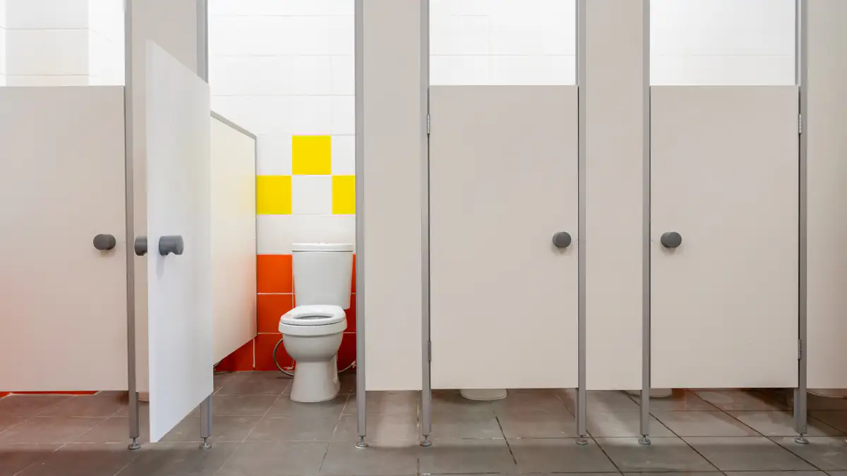 Öffentliche Toiletten: Aus diesem Grund berühren die Kabinen den Boden nicht