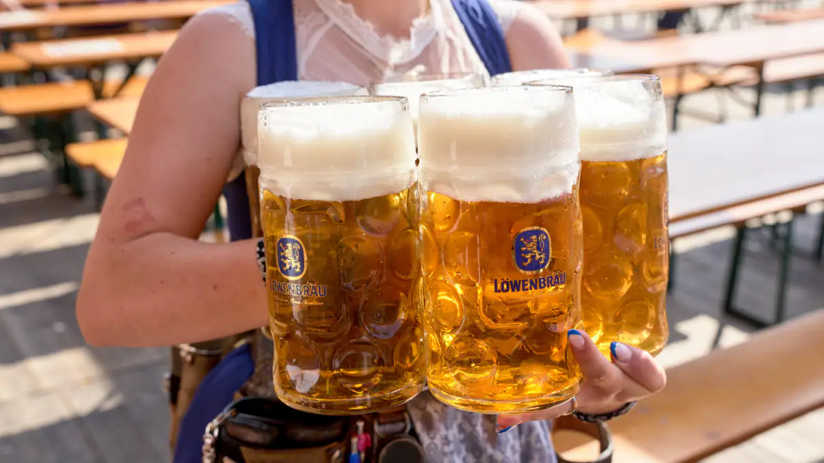 Wiesn-Gehalt: So viel Geld verdienen Kellner auf dem Oktoberfest