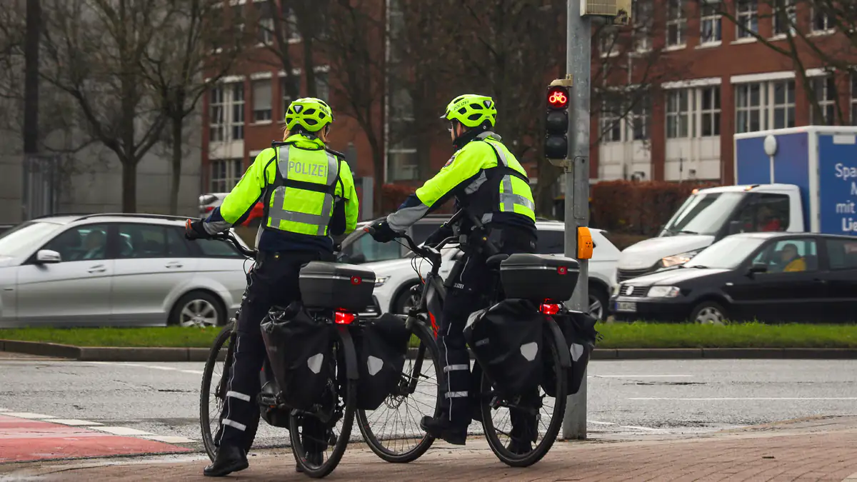 Polizei fährt mehrfach über rote Ampel: Dortmunder wütend – „Dürfen sich alles erlauben“