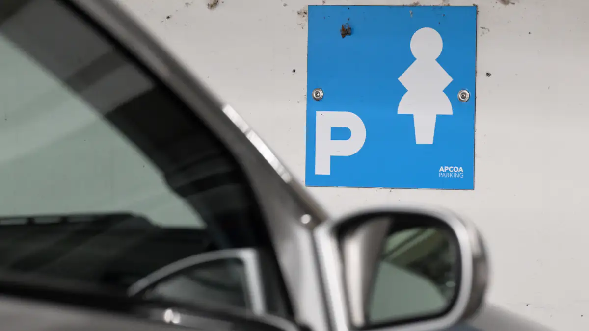 Als Mann auf einem Frauenparkplatz parken: Droht eine Strafe?