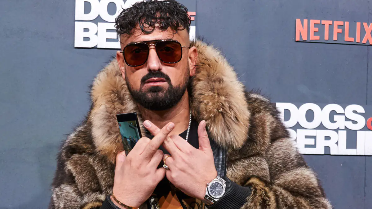 Haftbefehl-Doku schockt Fans: „Was ist mit seiner Nase passiert?“