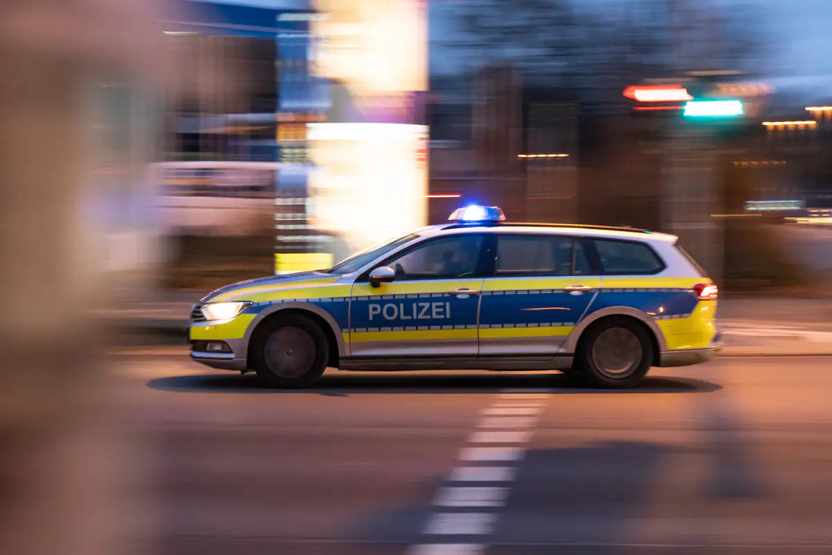 Verfolgungsjagd auf der A7: 29-Jährige überschlägt sich mit Auto bei Tempo 200