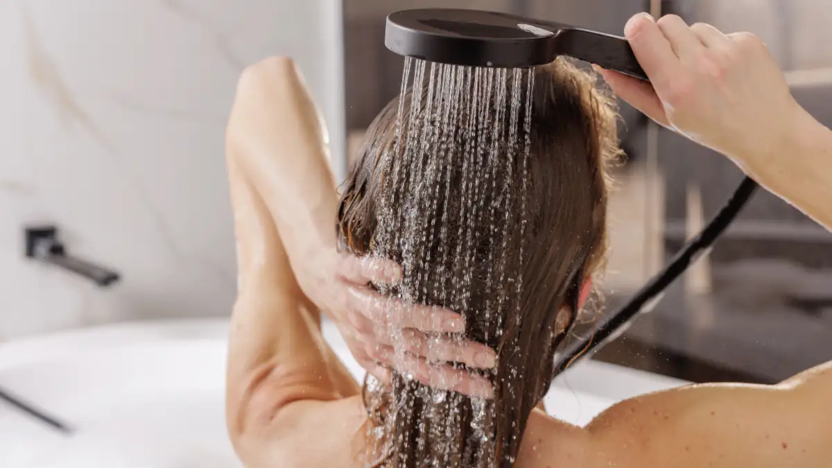 Ärzte warnen: Eine zu heiße Dusche kann zu „plötzlichem Haarausfall“ führen