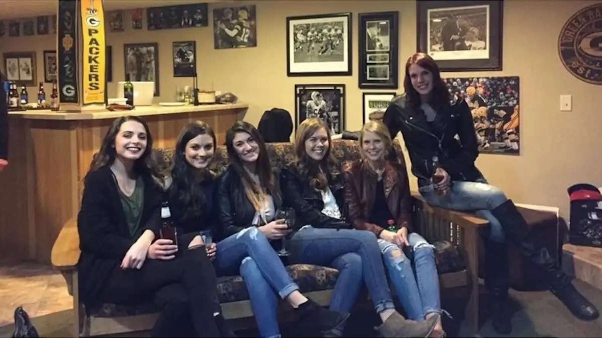 6 Mädchen, aber nur 5 Paar Beine: Virales Foto verwirrt Menschen bis heute