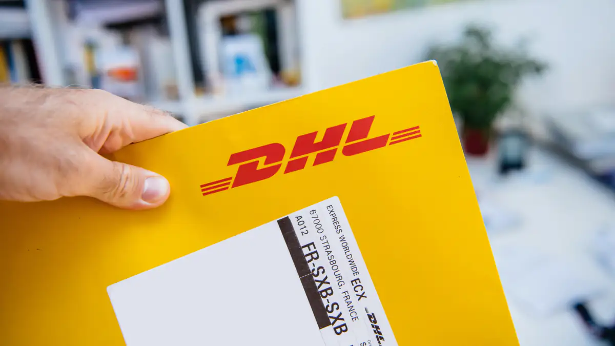Warnung vor Betrugsmasche zu Weihnachten: Diese "DHL-Zettel" sollte man sofort wegwerfen