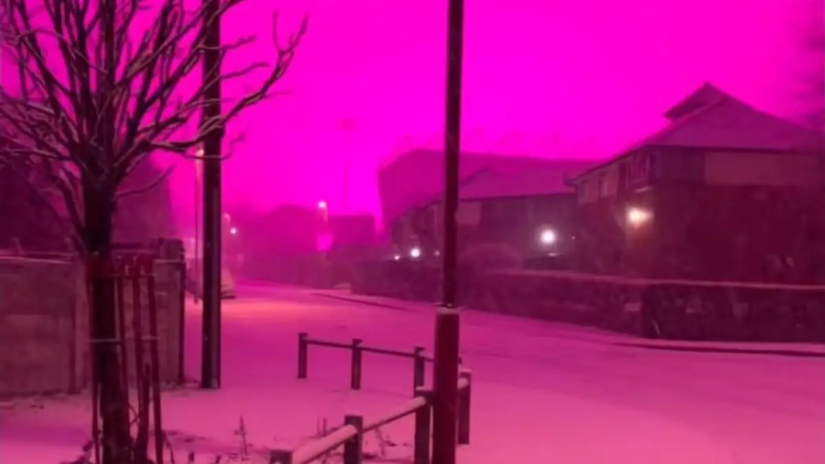 Himmel über Birmingham färbt sich plötzlich pink: Meteorologen erklären das Rätsel