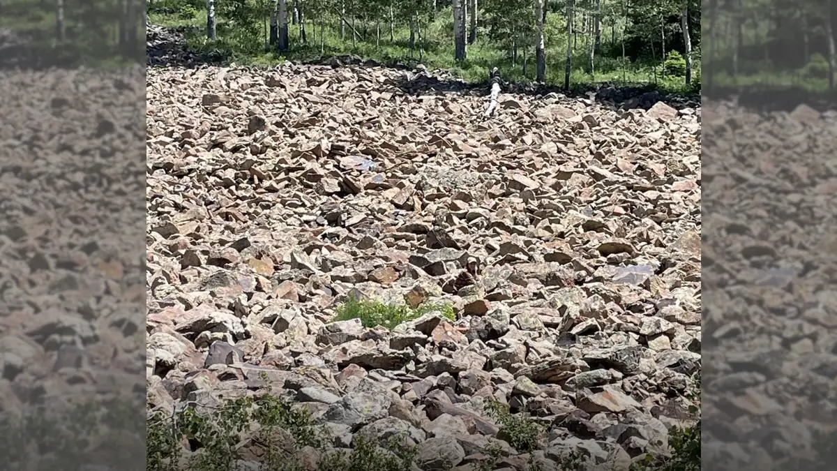 Wer kann die Frau zwischen den Felsen entdecken? Nur wenige bestehen den Test