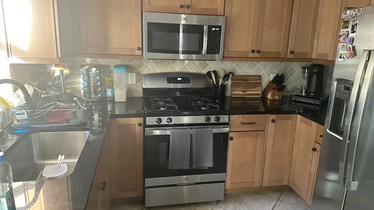 Versteckt in der Küche: Nur Leute mit sehr guten Augen können die Katze entdecken