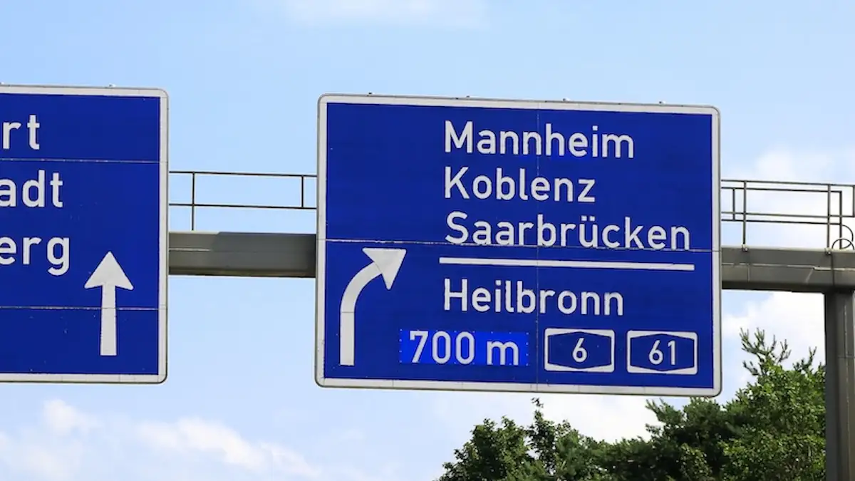 Unscheinbare Linie auf Autobahnschild hat eine wichtige Bedeutung
