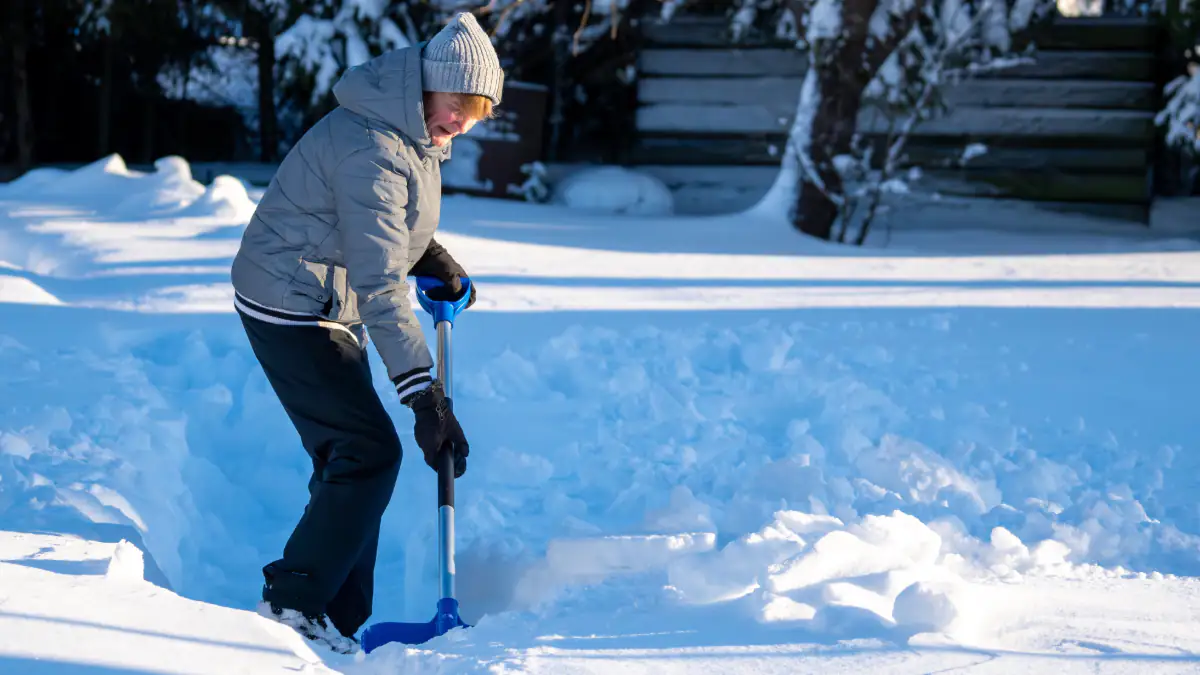 Bis zu 5.000 Euro Bußgeld: Wann muss man Schnee räumen?