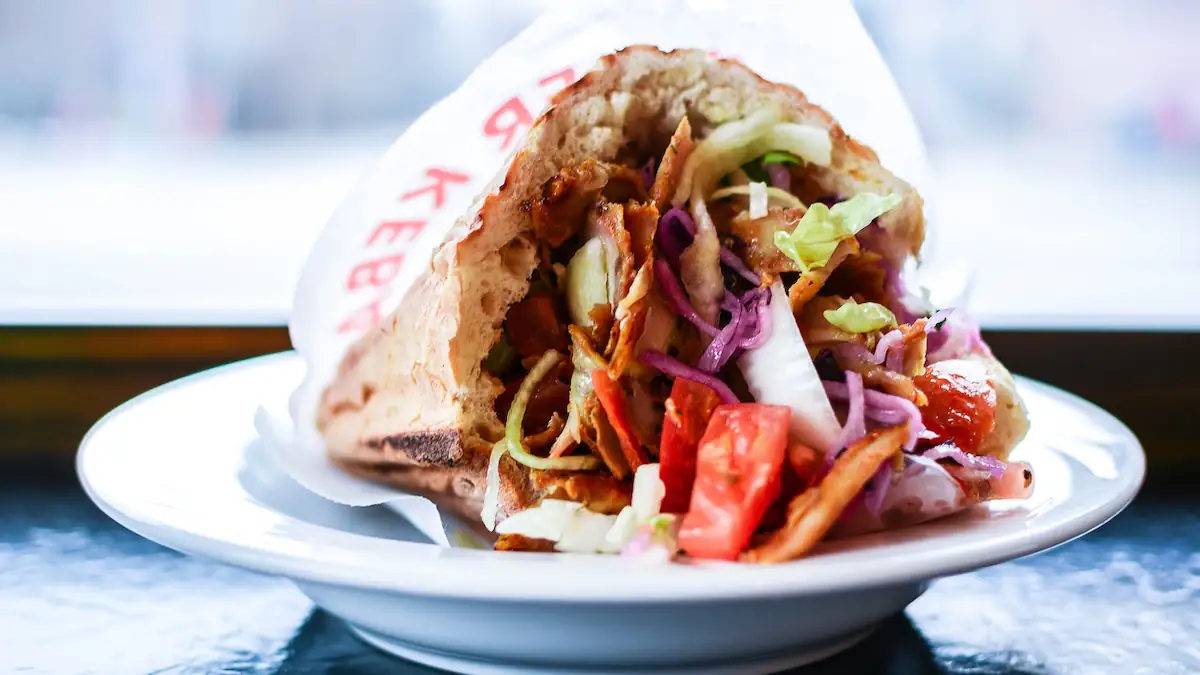 Döner für 10 Euro: Imbiss hebt die Preise an und kassiert Shitstorm – „Extrem unverschämt“