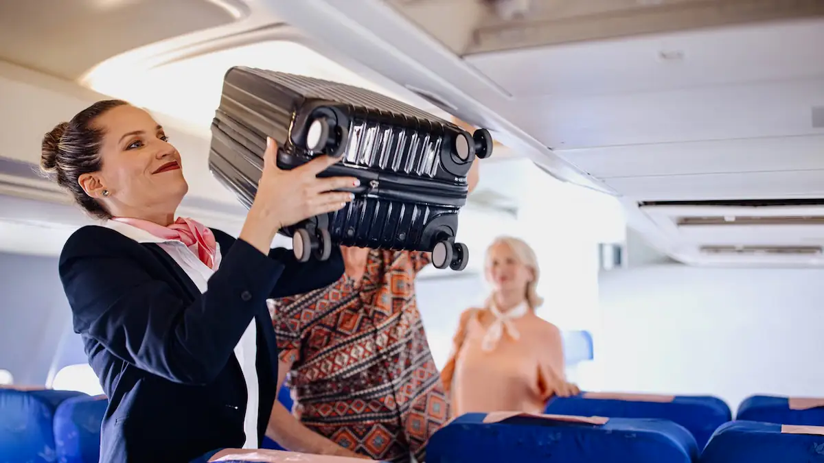 Führt zu Chaos: Flugbegleiterin warnt vor häufigem Fehler mit Handgepäck