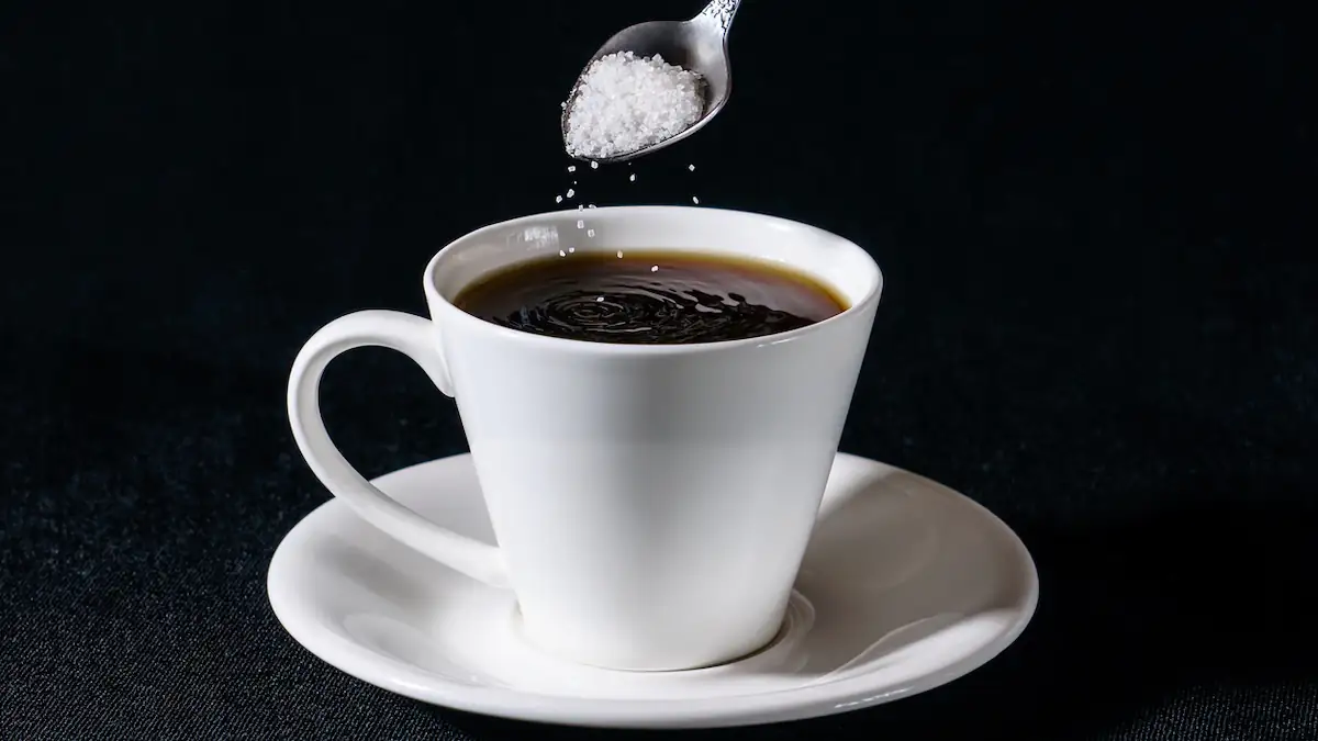 Trend geht viral: Warum man sich vor Salz im Kaffee in Acht nehmen sollte