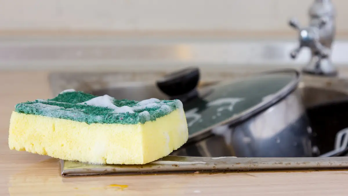 Brutstätte für Bakterien und Keime: Viele wechseln ihren Küchenschwamm viel zu selten