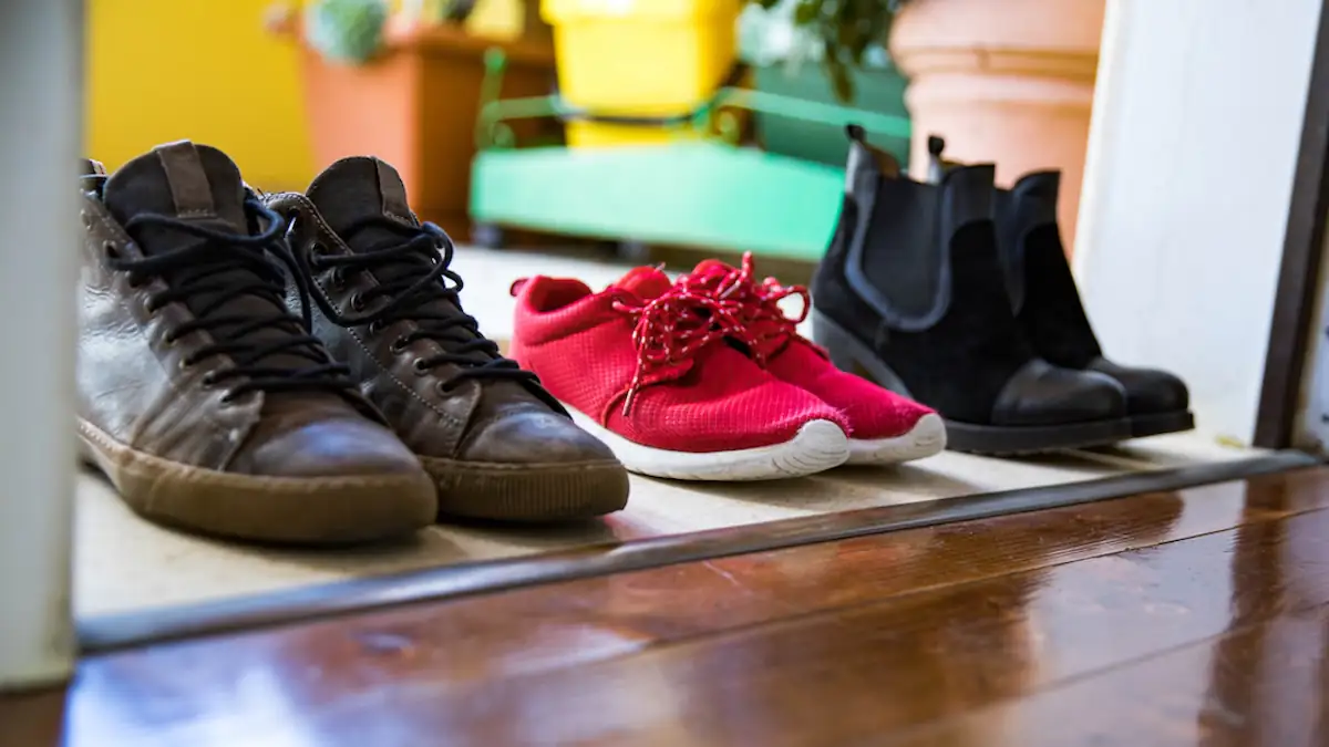 Studien belegen: Deshalb sollte man im Haus niemals die Schuhe anlassen