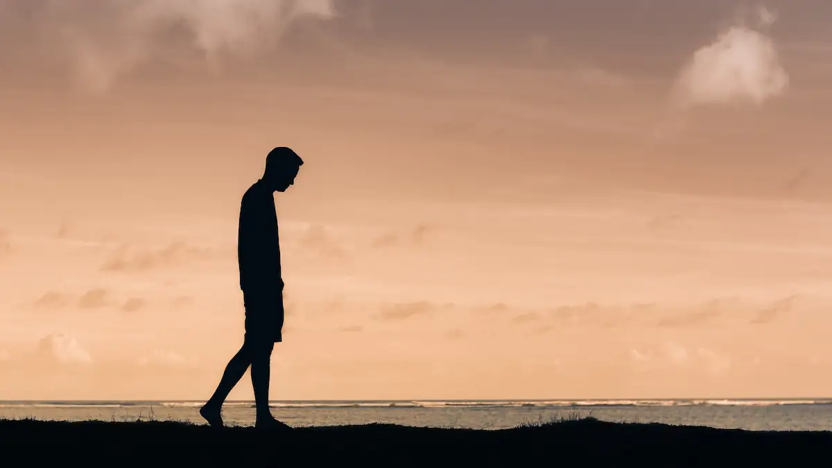 Psychologische Gründe: Warum manche beim Gehen immer auf den Boden schauen