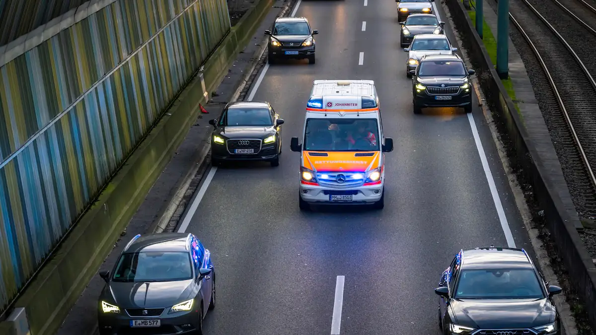 Rettungsgasse bilden: Was erlaubt ist und ab wann ein Bußgeld droht