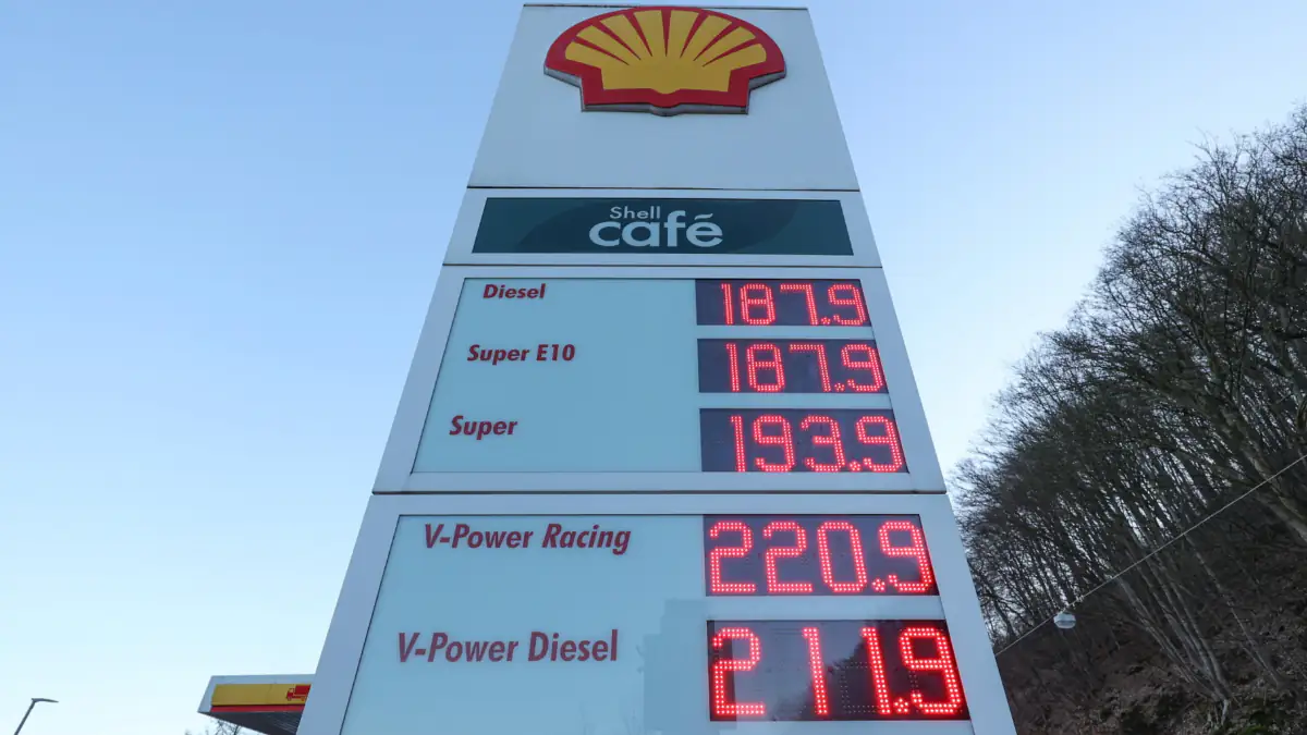 Spritpreise schießen in die Höhe: Für Millionen Autofahrer wird es teurer - wie man jetzt trotzdem Geld spart