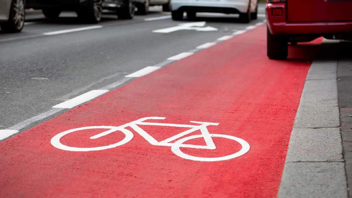 Dooring-Streifen: Wer an diesen Plätzen parkt, riskiert eine Strafe