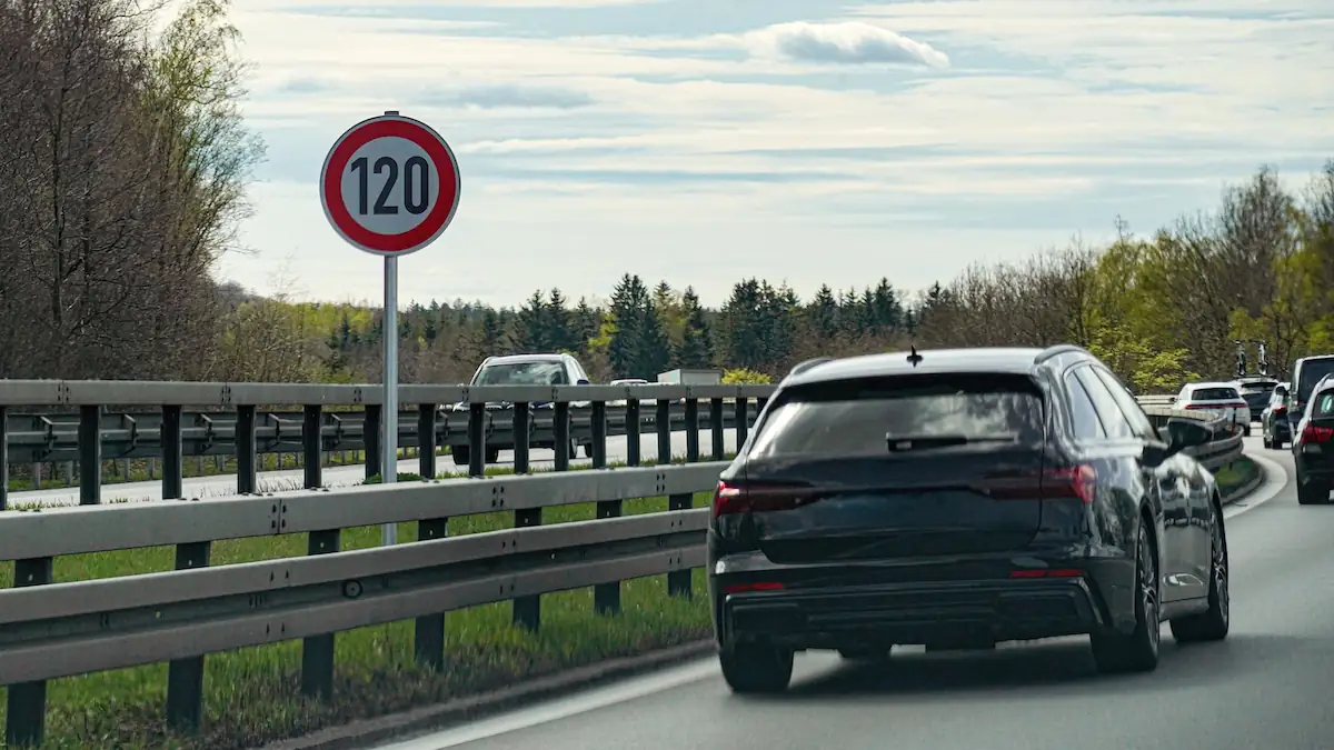 Umfrage offenbart: Jeder Zweite befürwortet Tempolimit gegen Spritpreise in Deutschland