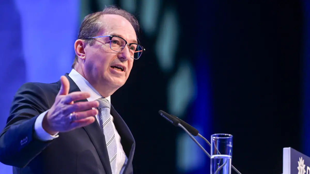 Reform der Beamtenbesoldung: Dobrindt kündigt Gehaltsplus an