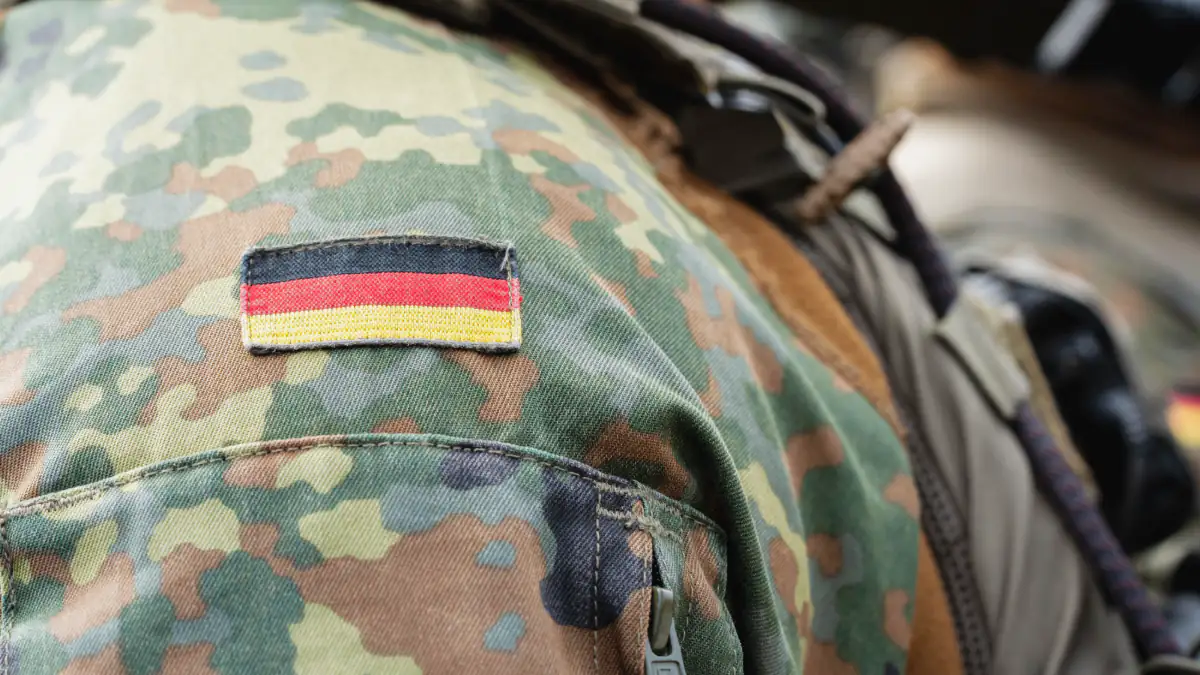 Kritik an Wehrpflichtgesetz: Brauchen Männer eine Ausreisegenehmigung?