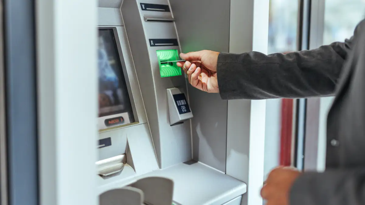 Geld- und Freiheitsstrafe drohen: Bankkunden sollten Fehler am Geldautomaten vermeiden