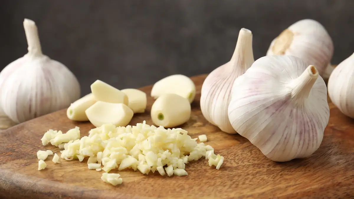 Sollte man Knoblauch noch essen, der innen grün ist?