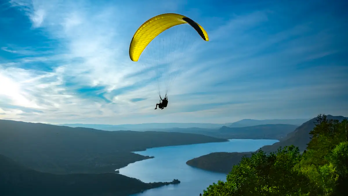 „Ich weiß, wer das war“: Paragliderin äußert sich nach Zusammenstoß mit Kleinflugzeug