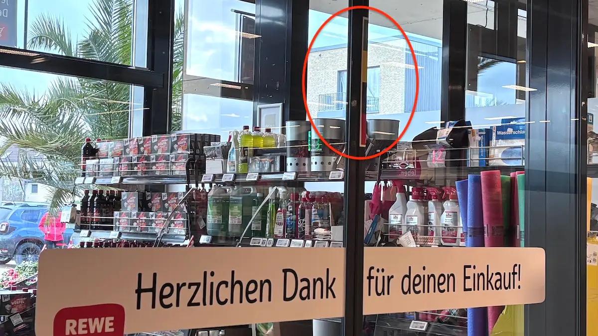 Bei Rewe an der Tür: Die versteckte Funktion der farbigen Streifen