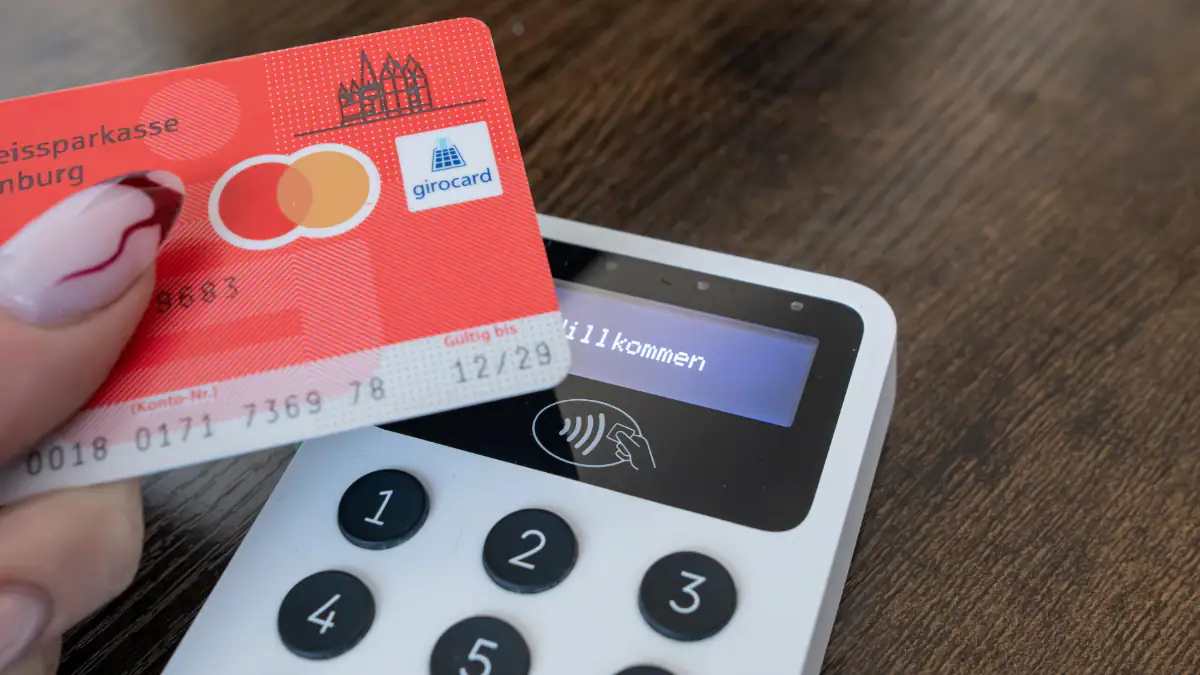 Teures Girokonto: Fast jeder Vierte zahlt mehr als 100 Euro Gebühr