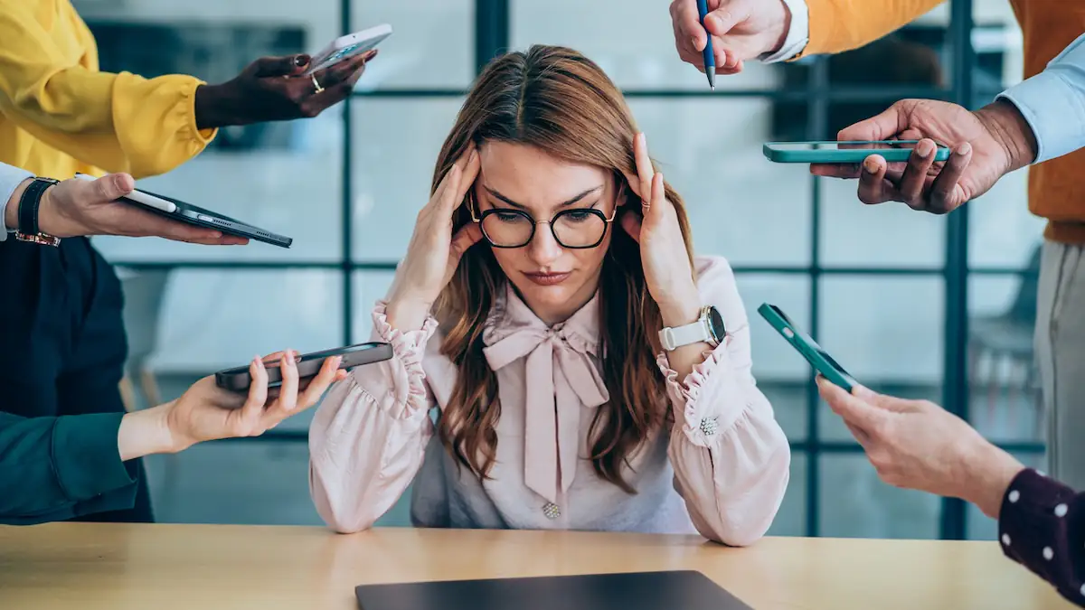 Nicht nur zu viel Arbeit: Diese 3 Faktoren lösen im Job wirklich Burnout aus