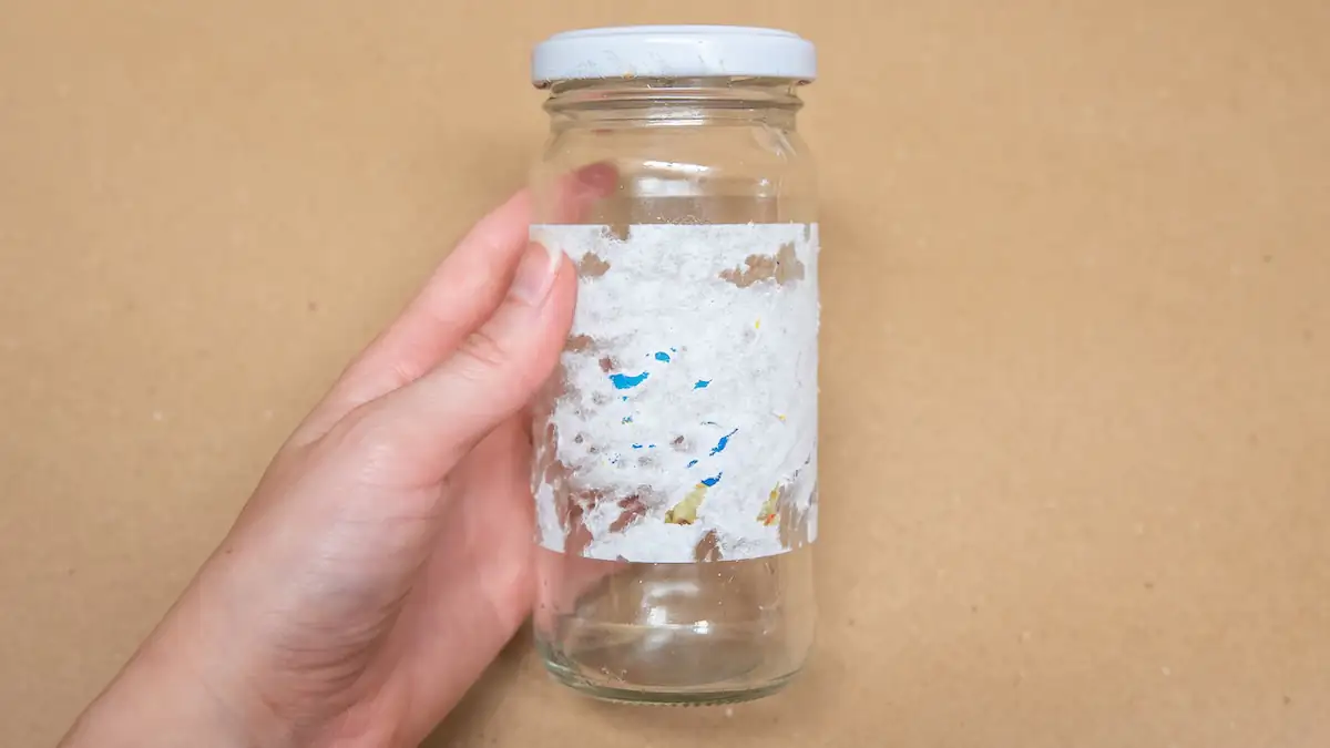 Ärger mit Etiketten? So kann man sie ganz einfach von Glas lösen