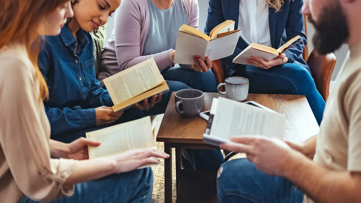 Silent Book Clubs: Warum Gen Z den Ruhe-Trend feiert und wie er genau funktioniert