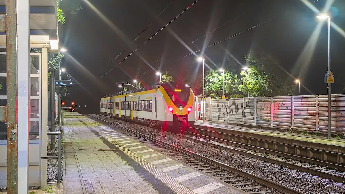 Bahnmitarbeiter stürzt aus Zug: Warum der Angreifer trotz Bewährung auf freiem Fuß ist