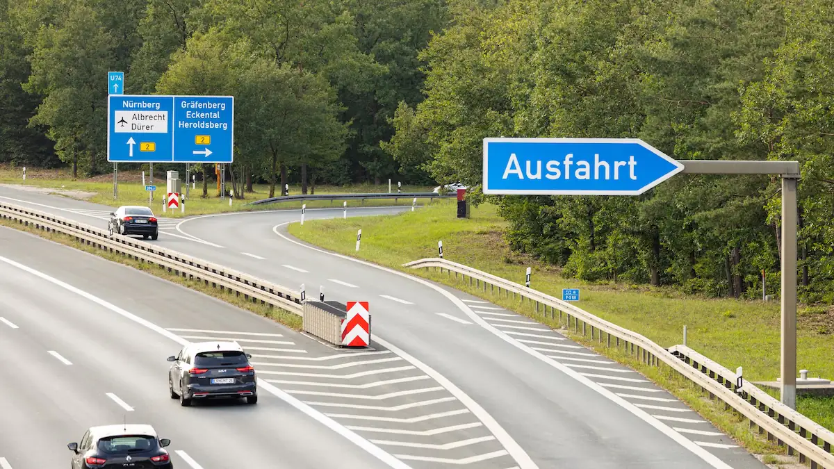 Warum sind Autobahnschilder in Deutschland blau?