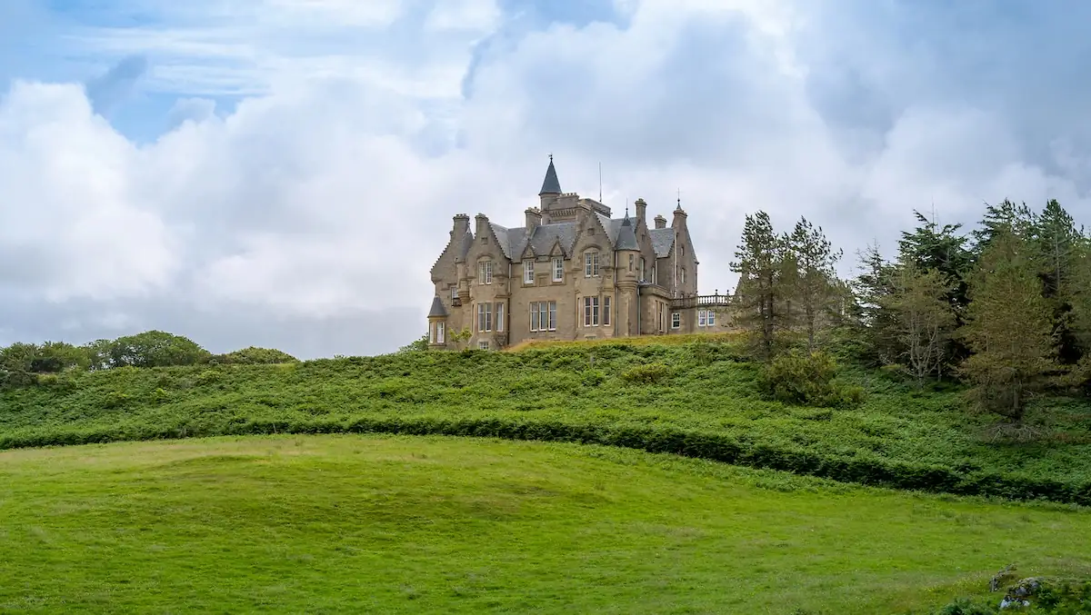 Auf einer Insel: Schottisches Schloss steht zum Verkauf