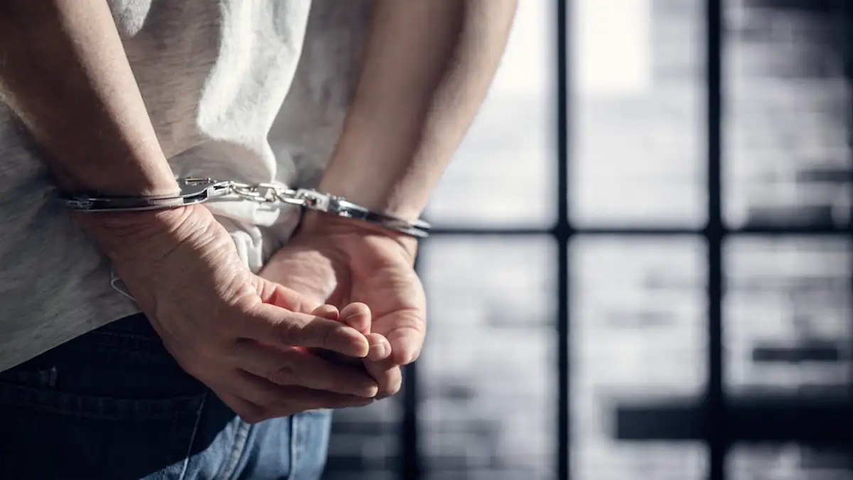 Mann sitzt wegen eines Tippfehlers 18 Monate unschuldig im Gefängnis