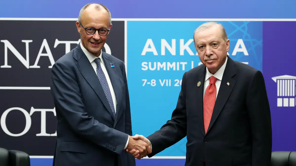 Erdogan schenkt Merz Revolver: Was jetzt mit dem besonderen NATO-Gipfel-Präsent passiert