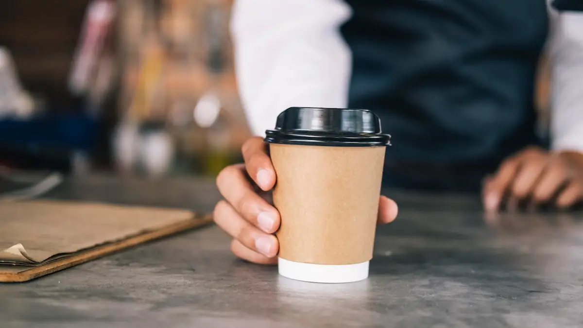 Viele machen es falsch! In welchen Müll ein Coffee-to-go-Becher wirklich gehört