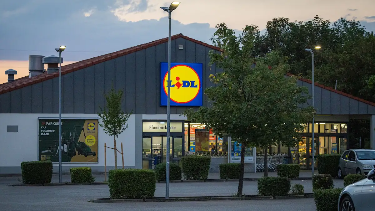 Schuss auf Auto bei Lidl-Filiale! Polizei fahndet nach dem Täter