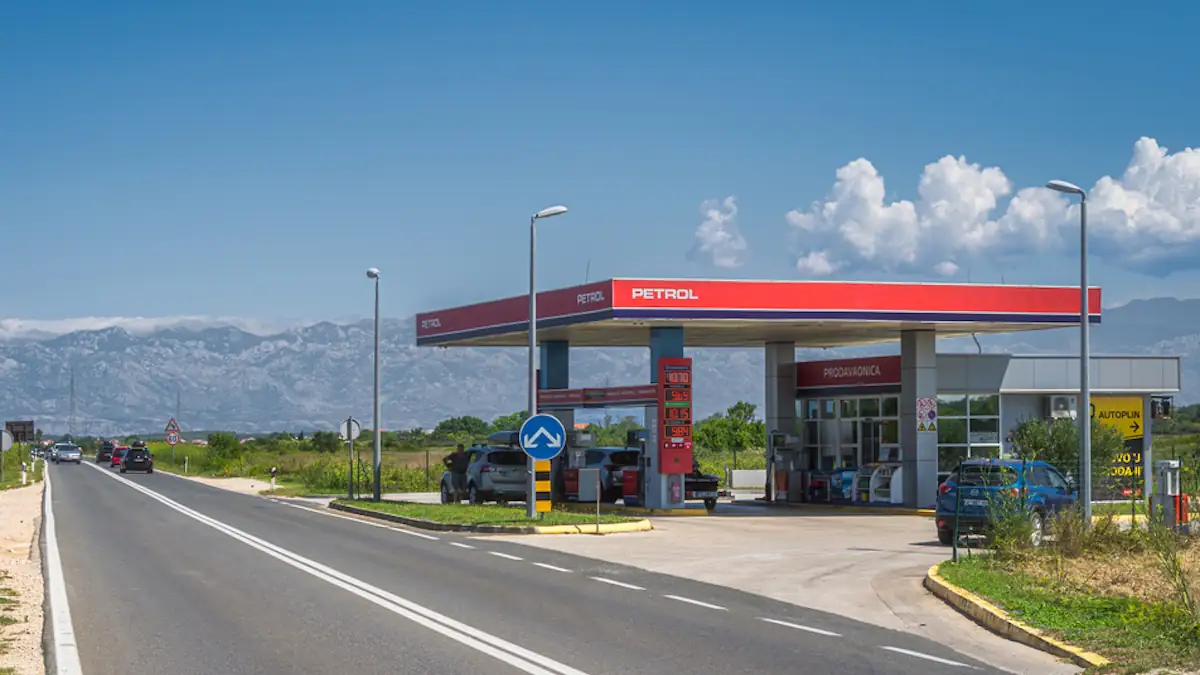 Mann vergisst seine Ehefrau an einer Tankstelle und bemerkt es erst Stunden später