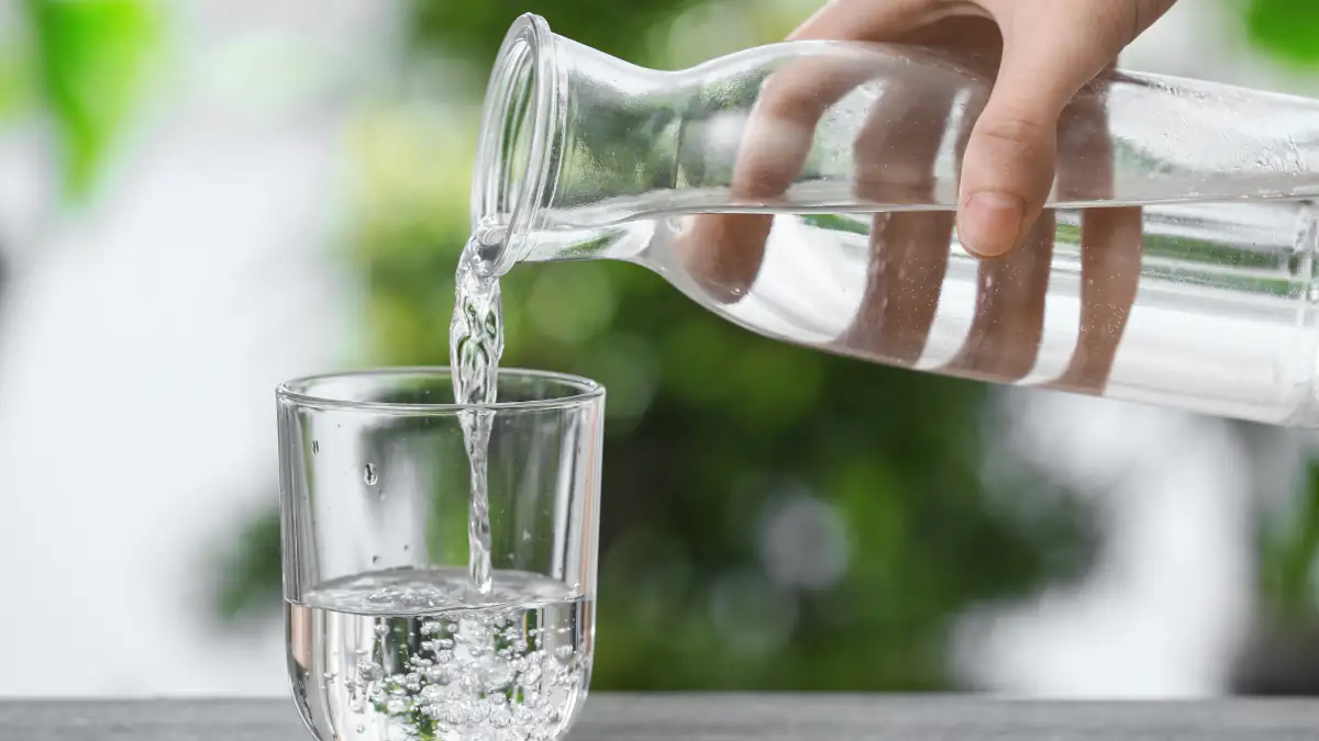 Wasser trinken beim Essen: Hilft das wirklich beim Abnehmen?