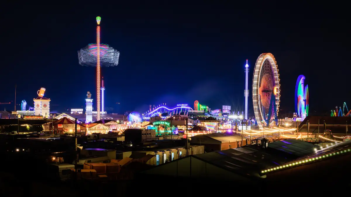 Polizei sucht Zeugen: Mitarbeiter stirbt, nachdem er auf Oktoberfest eingequetscht wurde