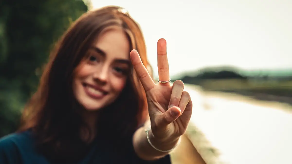 Warum man auf Fotos nicht mehr das Peace-Zeichen machen sollte