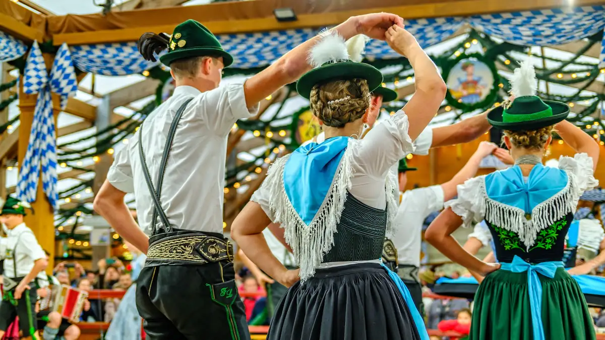 Zahlreiche Bars in München verhängen Trachtenverbot während der Wiesn