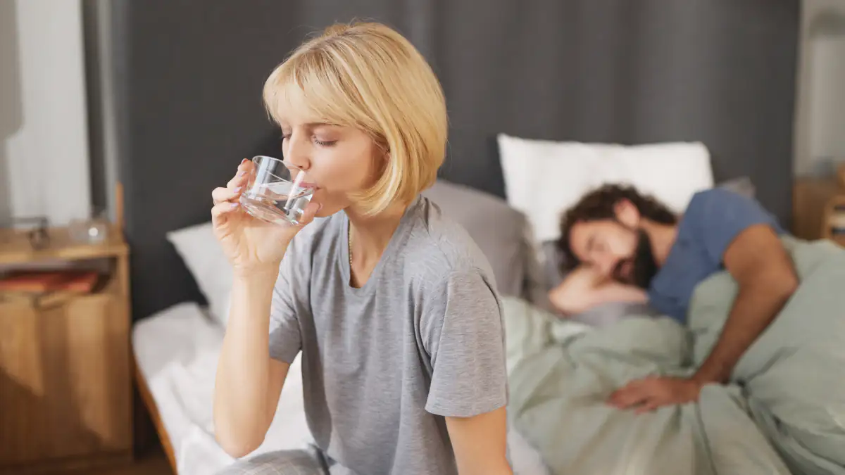 Wasser trinken vor dem Schlafen: Warum Experten davon abraten