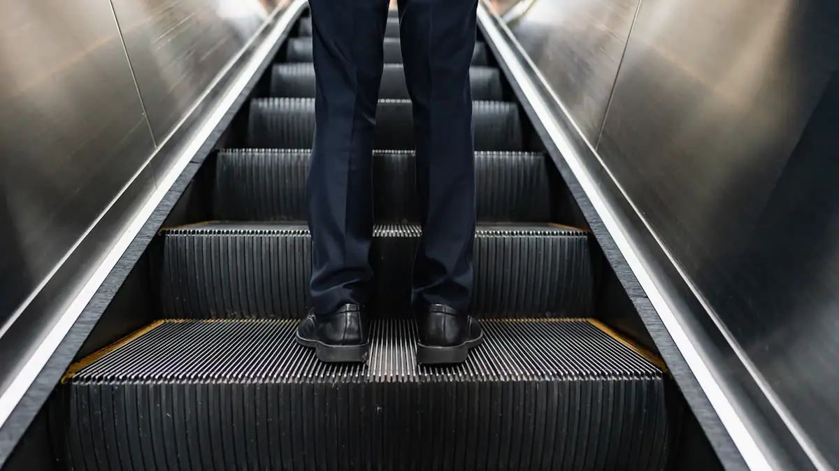 Nicht zum Schuheputzen! Dafür sind die Bürsten an der Rolltreppe wirklich da