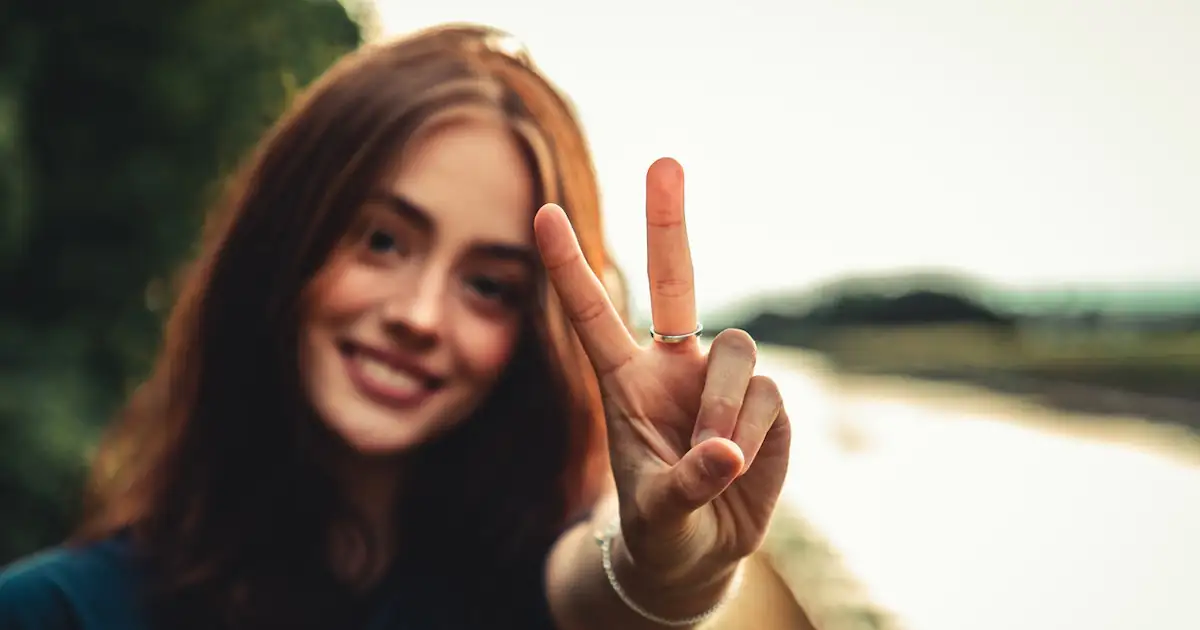 Warum man auf Fotos nicht mehr das Peace-Zeichen machen sollte