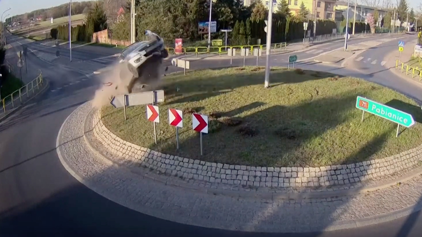 Unfall in Polen: Autofahrer rast mit Vollgas in den Kreisverkehr